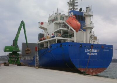 carga buque LINGEDIEP en puerto Ribadeo