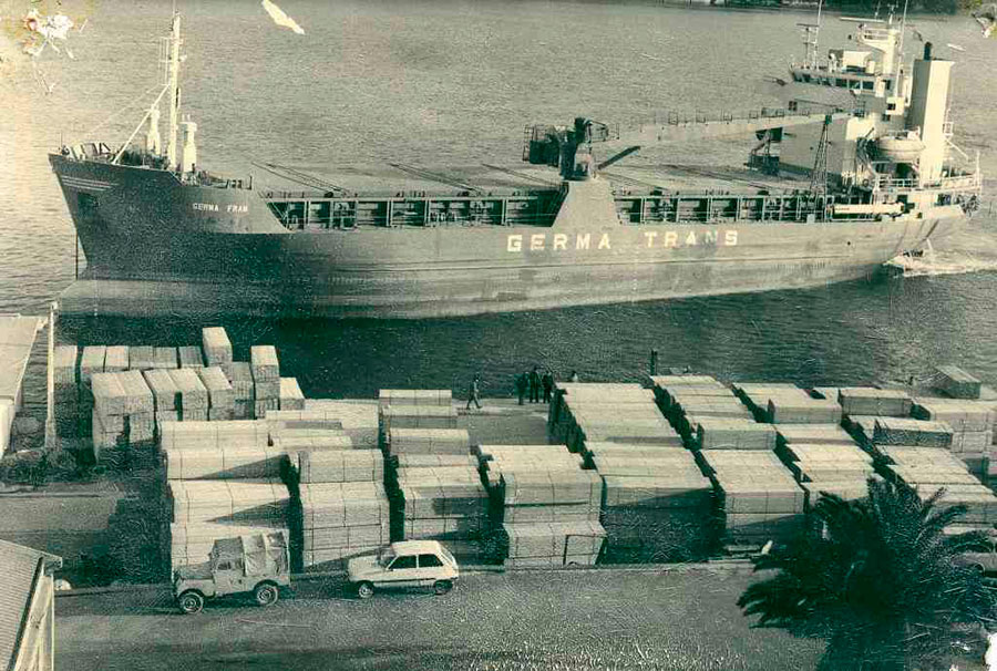 Foto antigua de Pertejo operando en el puerto de Ribadeo