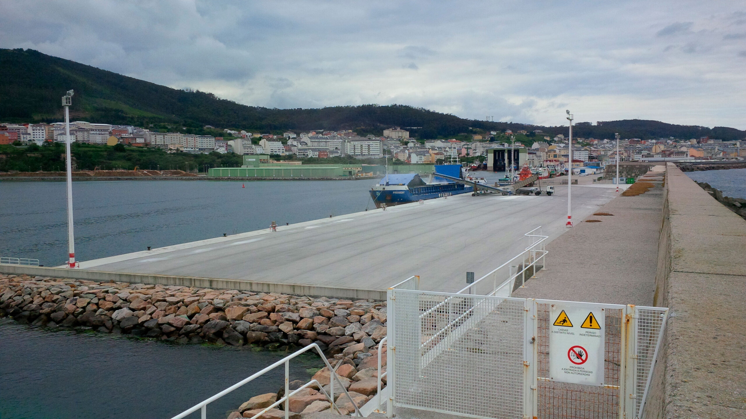Pertejo operando en el puerto de Burela